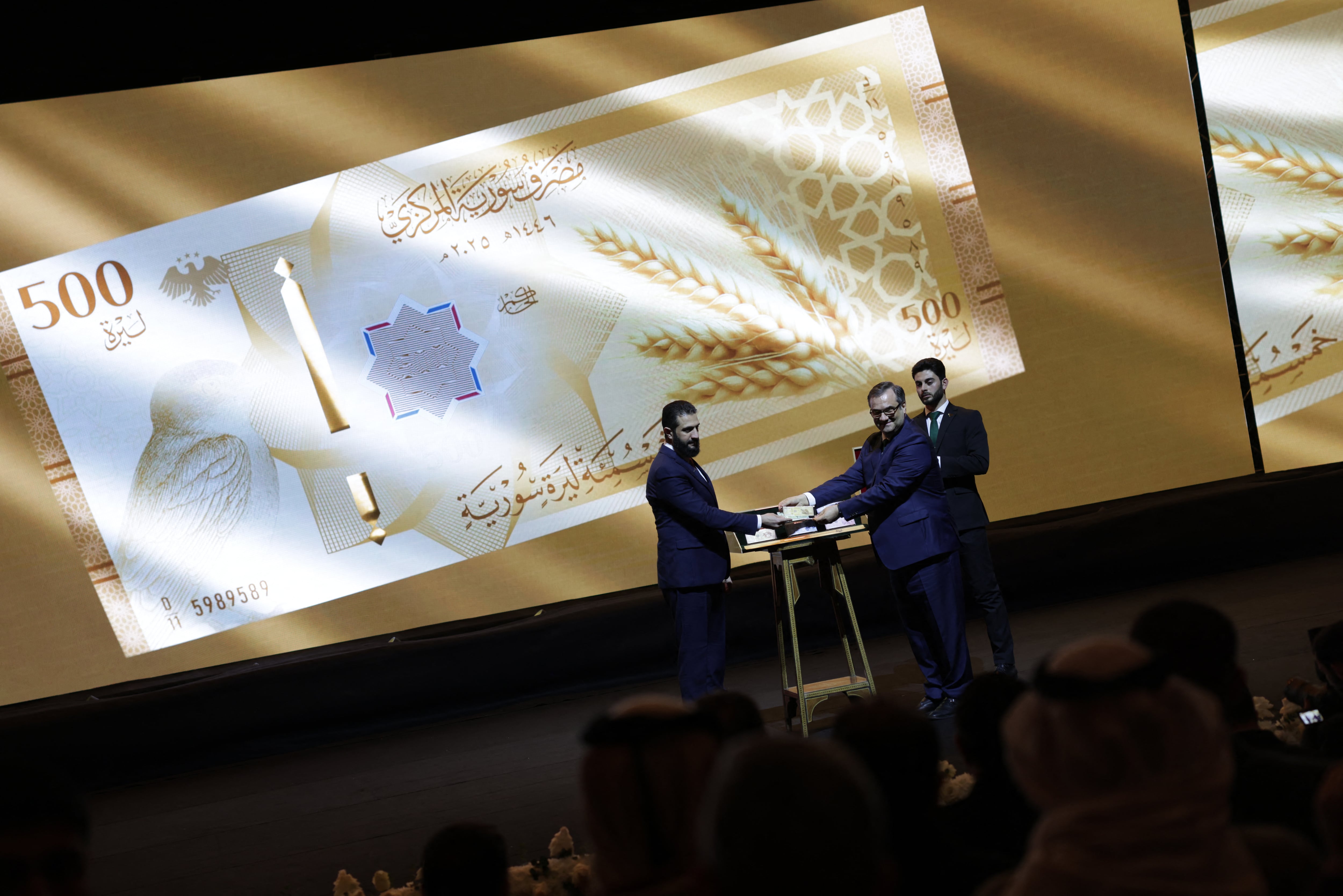 El cambio, que entrará en vigor el 1 de enero de 2026, marca el inicio de un período que las nuevas autoridades describen como “una nueva era” para el país, tras más de una década de conflicto y crisis económica (Bakr ALkasem / AFP)