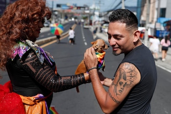 Cientos de salvadoreños exigen respetar derechos de personas LGBTIQ+ en marcha de Orgullo
