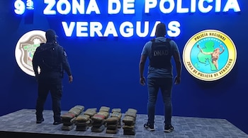 En playa Morrillo, en la provincia de Veraguas, la Policía ubicó 45 paquetes de presunta droga durante un recorrido preventivo. (Cortesía)