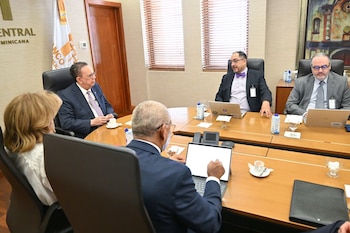 El gobernador del BCRD, Héctor Valdez Albizu, destacó la integración del programa a la Estrategia Nacional de Inclusión Financiera. (Cortesía: Banco Central de República Dominicana)