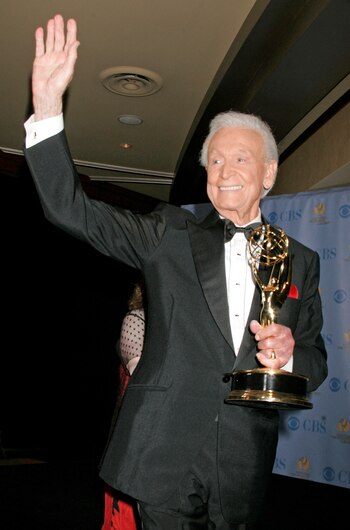 Bob Barker sostiene su premio