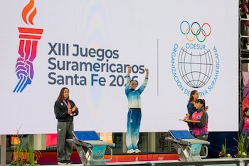 Cecilia Dieleke celebra una medalla de oro