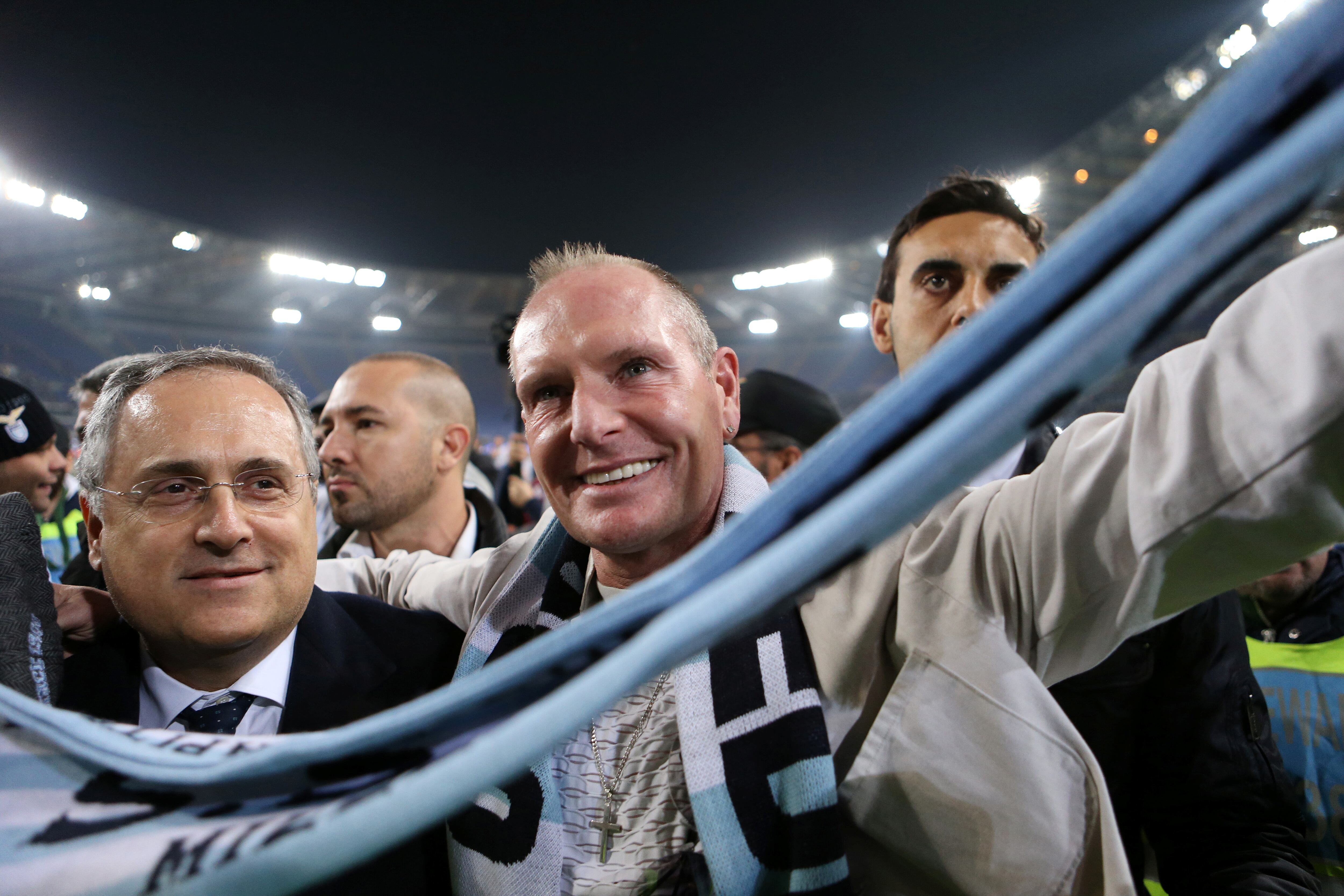 La pasión de los fanáticos resultó en gestos insólitos que el propio Gascoigne evidenció (Action Images/Carl Recine/File Photo)