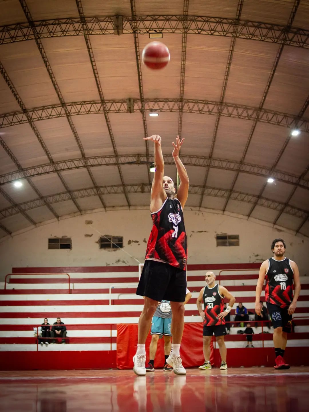 Rodrigo Palacio brilla con 44 años en la liga de básquet de Tres Arroyos (Gentileza: Juan Videira Fotógrafo y @saltoinicial_)