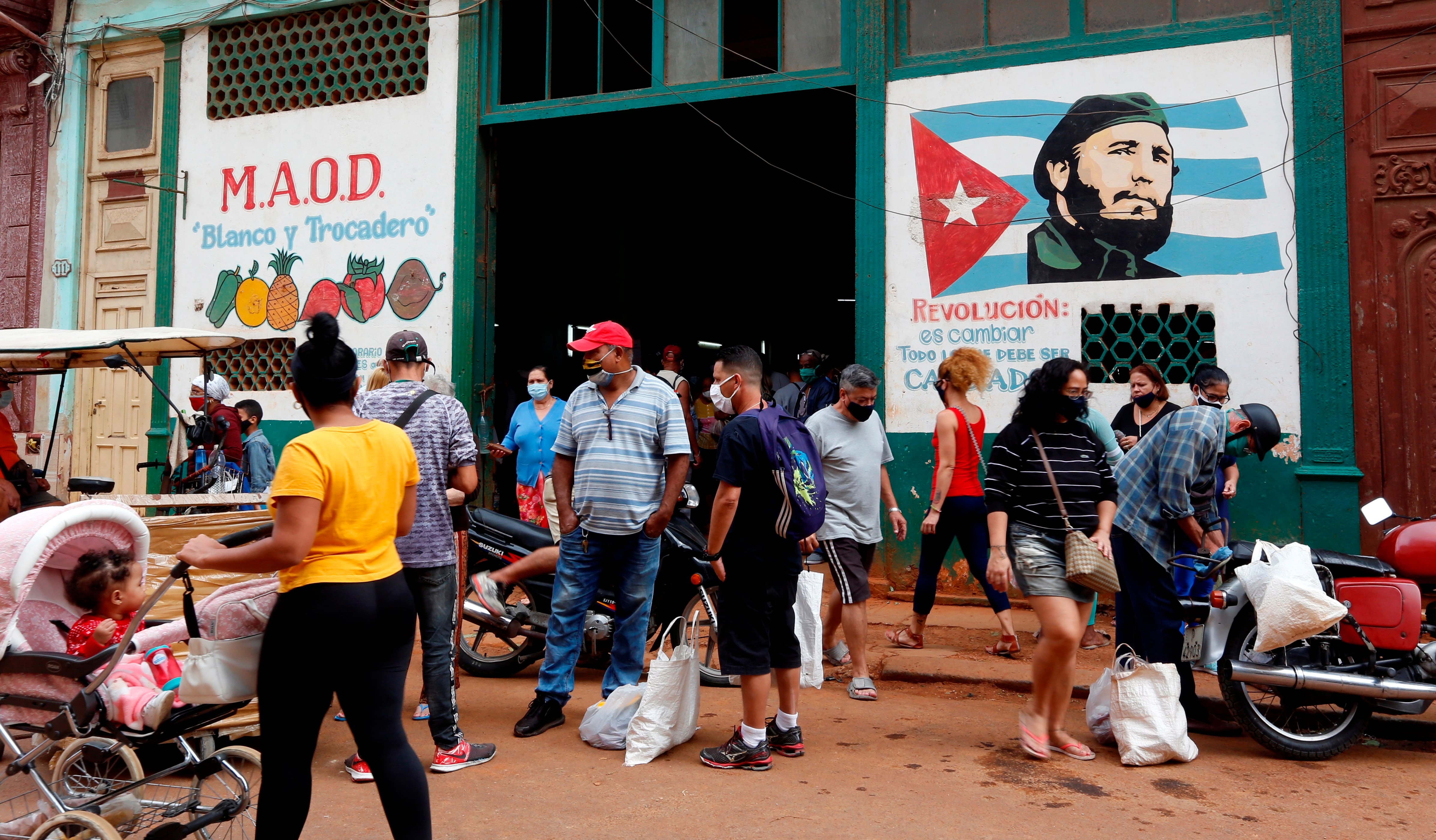 La dictadura cubana dio luz verde a la creación de cadenas de tiendas y restaurantes (EFE/Ernesto Mastrascusa/Archivo)