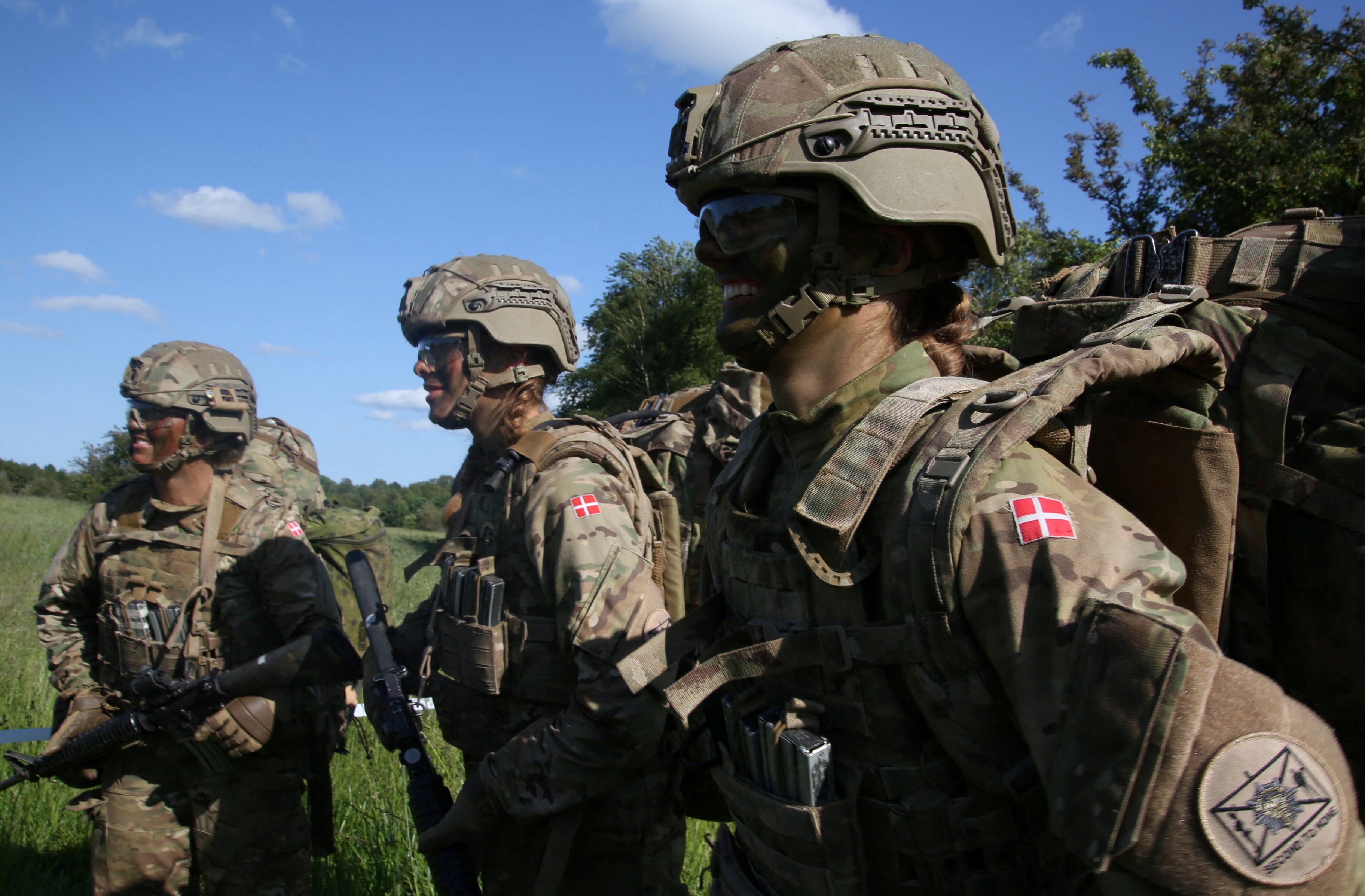 Mujeres realizando ejercicios militares. REUTERS/Tom Little