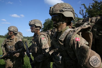 Mujeres realizando ejercicios militares. REUTERS/Tom