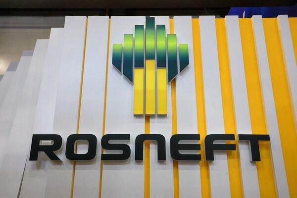 Imagen de un panel con el logotipo de Rosneft en el Foro Económico de San Petersburgo