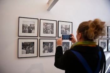 La muestra destaca la influencia