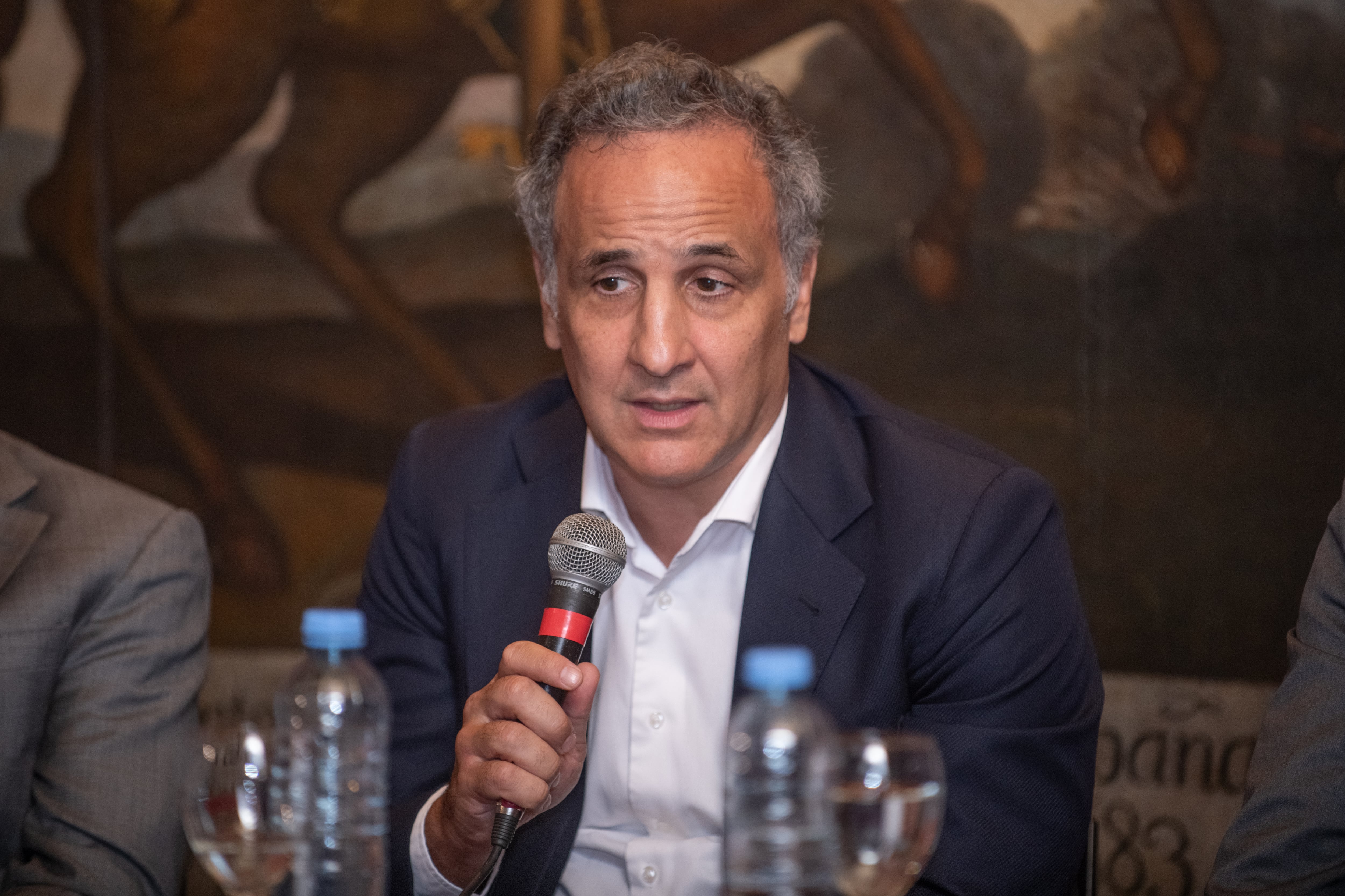 En el prólogo del libro, Marcos Bulgheroni, CEO de Pan American Energy Group, afirma que la escala de producción y reservas de Vaca Muerta “nos genera nuevos desafíos, pero también oportunidades, especialmente en un contexto de transición energética global. Vaca Muerta es una realidad. Pero, si algo nos enseña este libro, es que esta realidad debe seguir construyéndose todos los días con esfuerzo, creatividad y una justa medida de osadía”