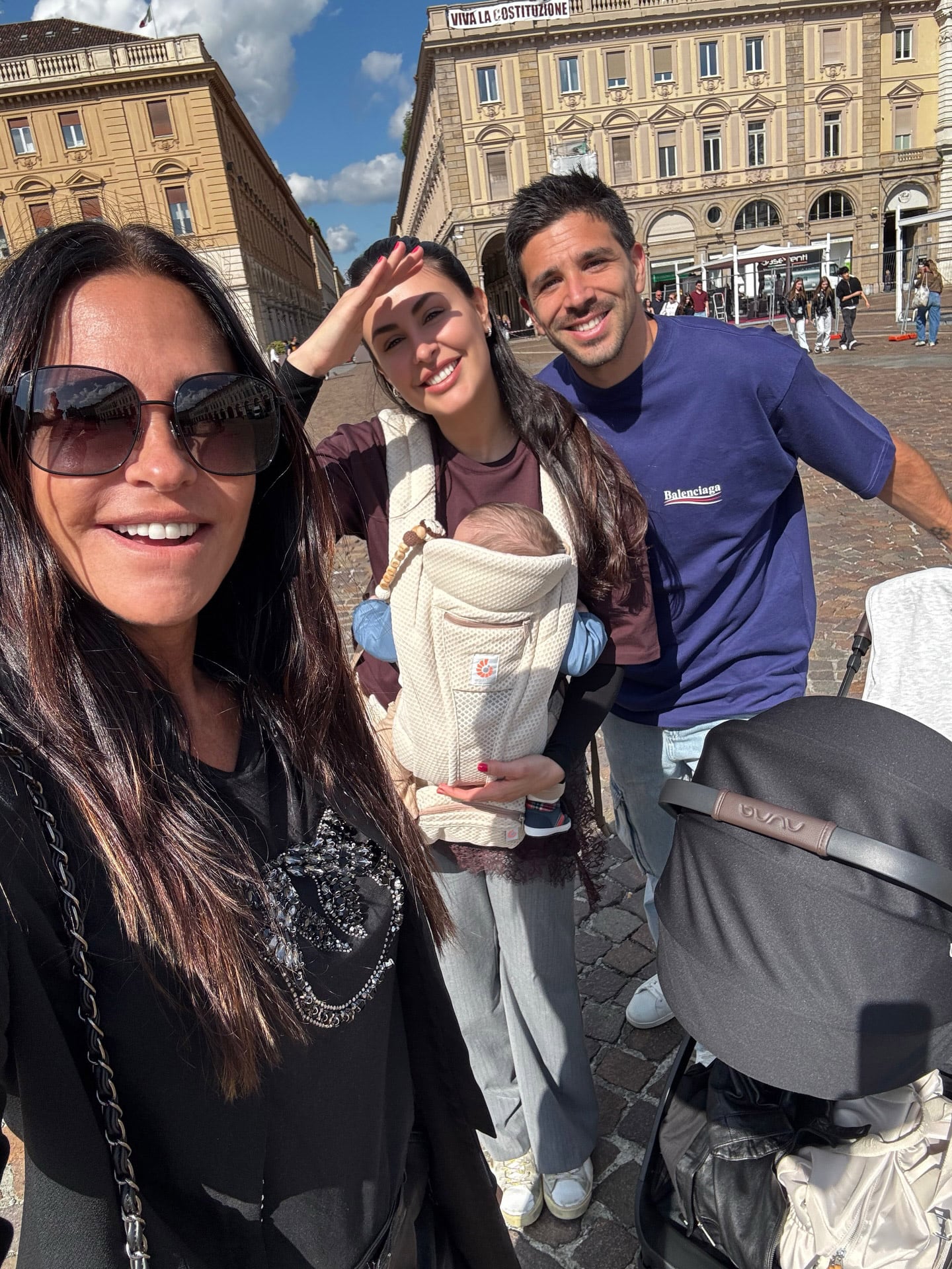 Carolina, Giovanni y Tullio comparten una tarde especial en familia, entre charlas y juegos en la ciudad