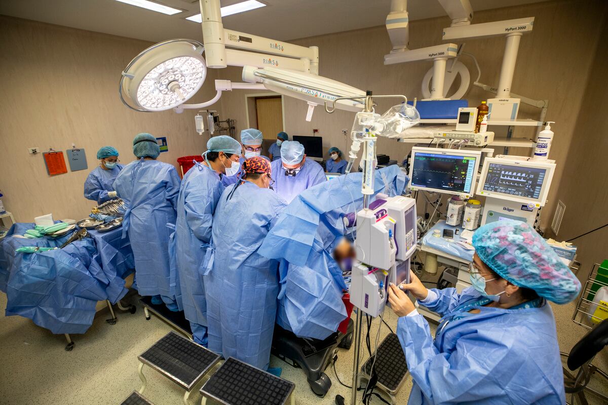 EsSalud alcanzó su trasplante número 457 del año con un procedimiento simultáneo de hígado y riñón a un solo paciente, gracias a la donación altruista de una familia limeña. - EsSalud