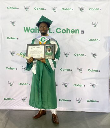 Hogan se graduó con un