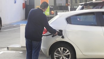 Los carburantes encadenan nueve semanas de alzas y tocan máximos desde marzo