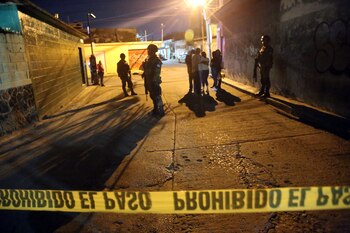 JIUTEPEC, MORELOS, 14AGOSTO2019. Dos jóvenes fueron asesinados la noche del martes cuando se encontraban sentados en la entrada de una accesoria en la calle cinco de mayo de la colonia Tejalpa. Presuntamente dos personas que viajaban en una motocicleta fueron los responsables de este doble asesinato. Policía de Morelos y Guardia Civil acordono el sitio. Un perro se mantuvo a lado de los cadáveres hasta que fue retirado por los peritos de la Fiscalía. FOTO: MARGARITO PÉREZ RETANA /CUARTOSCURO.COM