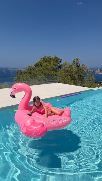 Valentina Cervantes y Enzo Fernández se escaparon a Ibiza con sus hijos