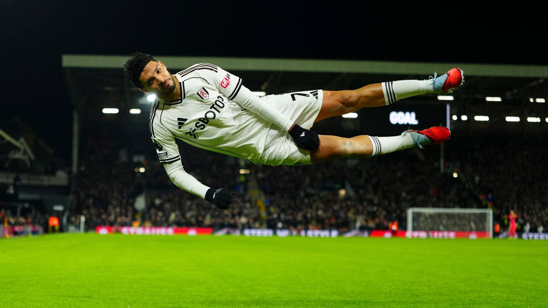 El delantero azteca se llevó los titulares este inicio de semana tras darle la victoria a su equipo y por esta peculiar celebración. (TW Fulham)