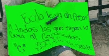 La víctima presentaba huellas de violencia, un cable alrededor del cuello y una cartulina clavada en el abdomen. (X @TecateShore)