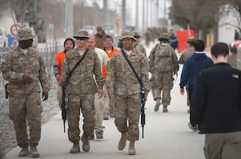 El fallo de la Corte Suprema redefine la responsabilidad civil de los contratistas militares en zonas de conflicto internacional (Los Angeles Times)