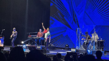 Alex Ubago celebró 25 años de carrera con un concierto ante un Metropólitan lleno en la Ciudad de México. Durante el show, Ubago recibió una bandera de México que colocó sobre sus hombros en señal de agradecimiento. El artista dedicó palabras de gratitud al público mexicano, al que calificó como esencial en su trayectoria. El bloque acústico permitió a Ubago conectar de forma íntima con sus seguidores, sólo con su guitarra. (Soledad Victoria / Infobae México)