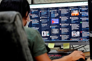 Una mujer es vista usando