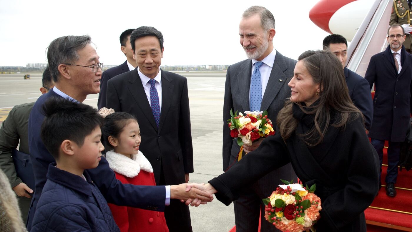 Los Reyes llegan al Aeropuerto Internacional de Chengdú, a 10 de noviembre de 2025 (Chengdú, China). Casa de S.M. el Rey).