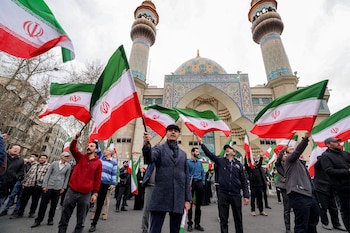 Manifestantes se congregan con banderas