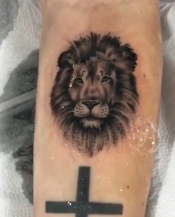 Un tatuaje de león en