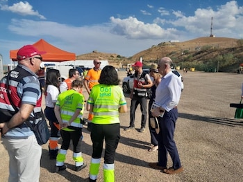 El consejero de Sanidad del Gobierno de Aragón, Ángel Sanz, con personal del 061 en el Punto de Observación del eclipse de Motorland. (Gobierno de Aragón / Europa Press)