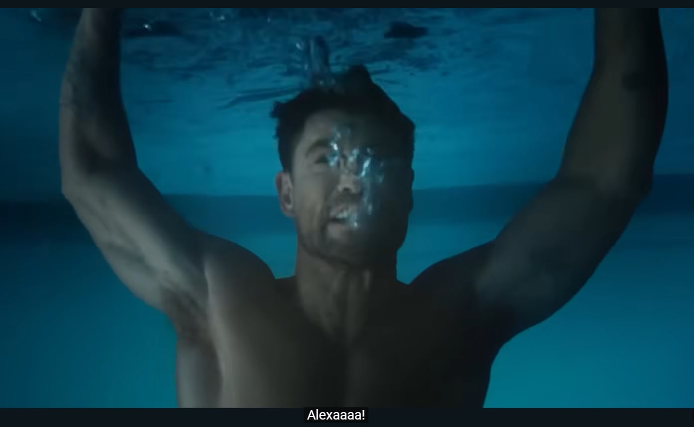 Alexa+ le cierra la cubierta a la piscina al darse cuenta de que inicia a llover, dejando atrapado a Chris. (YouTube: Amazon Alexa)