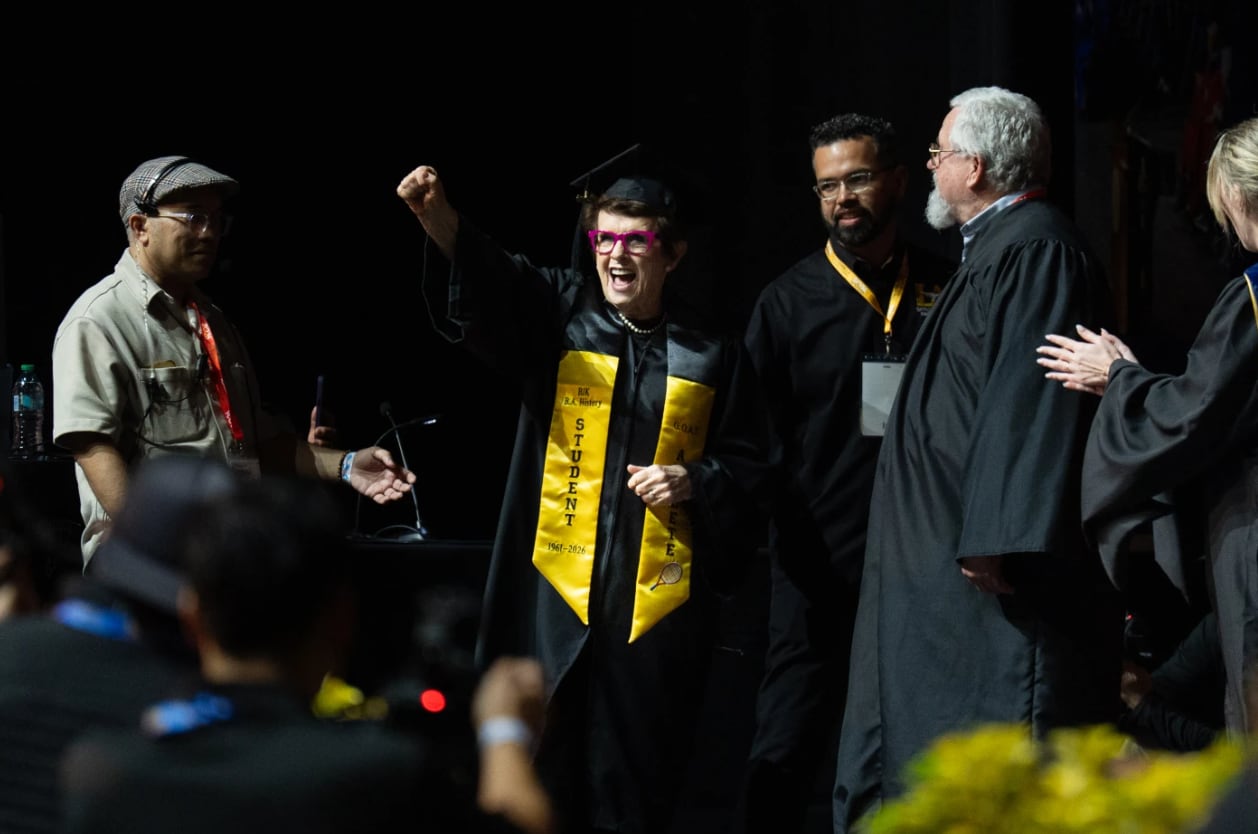 El diploma representa un hito familiar y refleja la diversidad de una institución con mayoría de estudiantes de origen hispano y latino (AP Photo)
