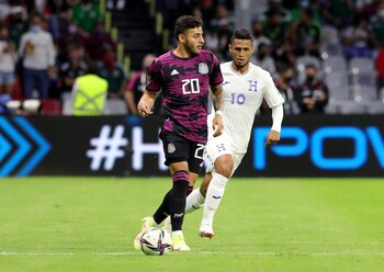 Soccer Football - World Cup - CONCACAF Qualifiers - Mexico v Honduras - Estadio Azteca, Mexico City, Mexico - October 10, 2021 Mexico's Alexis Vega in action with Honduras' Alexander Lopez REUTERS/Henry Romero