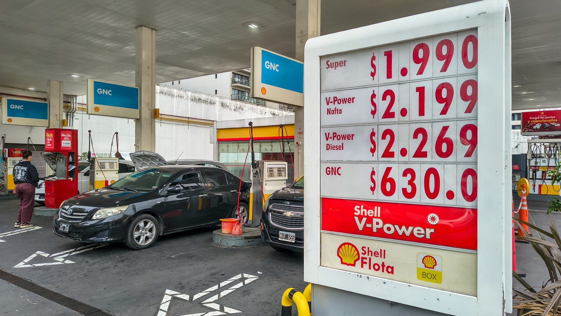 El litro de nafta súper roza los $2.000 en Shell (Fotografía: Adrián Escandar)
