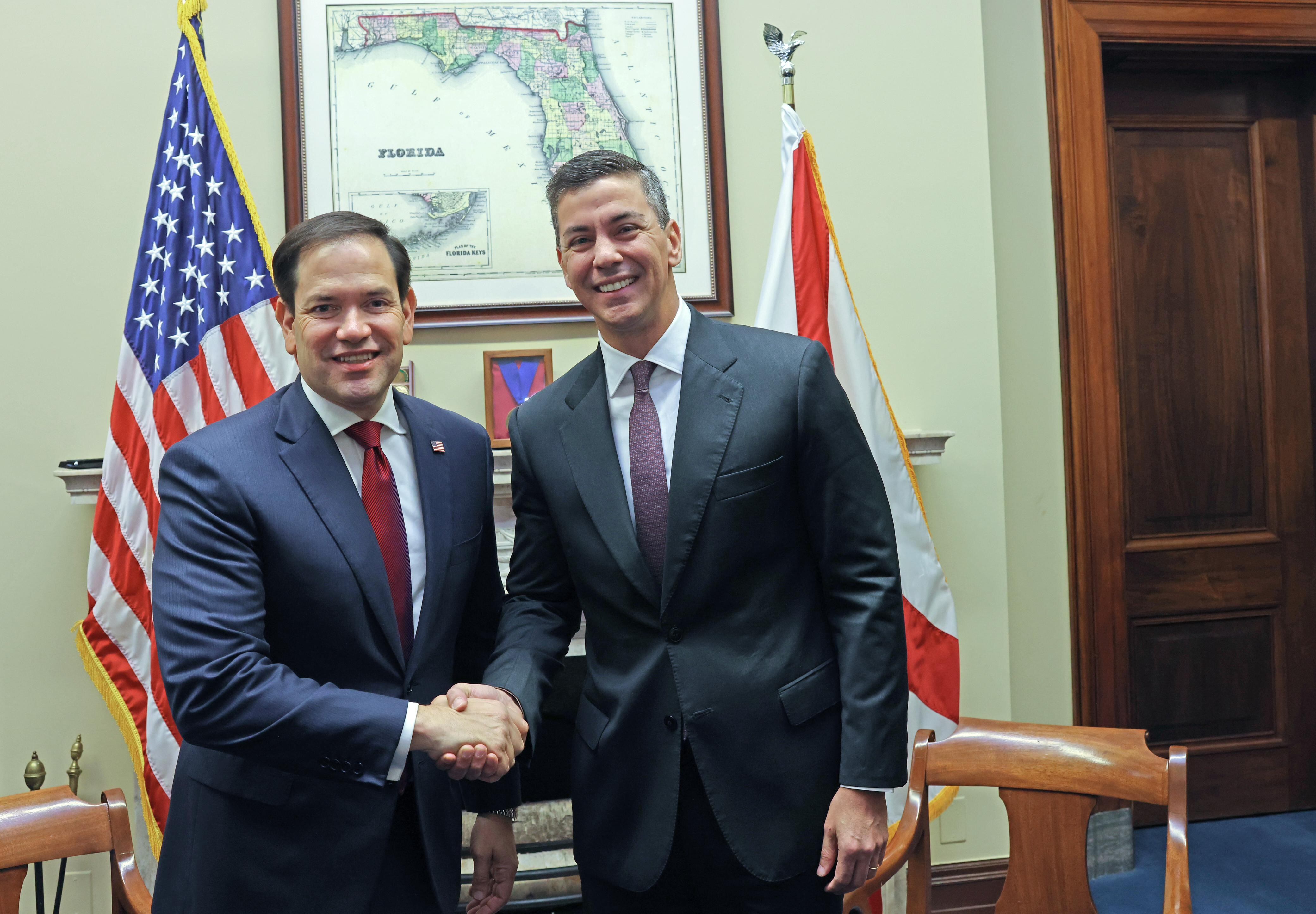Fotografía cedida por Presidencia de Paraguay del presidente de Paraguay, Santiago Peña (der.), durante una reunión con el senador republicano Marco Rubio, en Washington (EFE/ Presidencia de Paraguay)