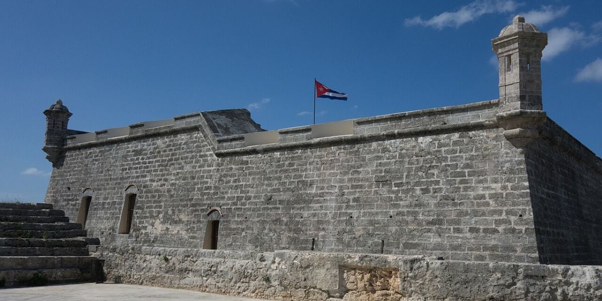 El Castillo de Atarés, levantado entre 1763 y 1767, es una emblemática fortaleza de piedra ubicada en el corazón de La Habana (Wikipedia)