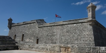 El Castillo de Atarés, levantado entre 1763 y 1767, es una emblemática fortaleza de piedra ubicada en el corazón de La Habana (Wikipedia)