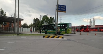 El flujo de buses intermunicipales que supera la capacidad máxima del Portal 80 crea caos operacional y riesgos viales para los pasajeros - crédito Alcaldía de Bogotá