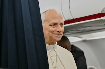 El papa León XIV habla con los periodistas a bordo del vuelo de Metz, Francia, a Roma, Italia, al término de su visita de cuatro días a Francia, el lunes 28 de septiembre de 2026. (Alberto Pizzoli/Foto de pool vía AP)