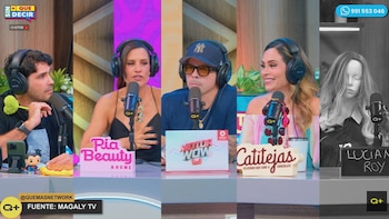 Cuatro personas con audífonos frente a micrófonos y un maniquí con peluca rubia distribuidos en cinco divisiones de pantalla en un estudio