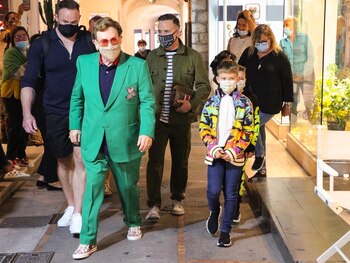 Los hijos de Elton, Zachary y Elijah, expresan temor por la salud de su padre. "Les preocupa mi mortalidad”, dijo el músico (Backgrid UK/The Grosby Group)