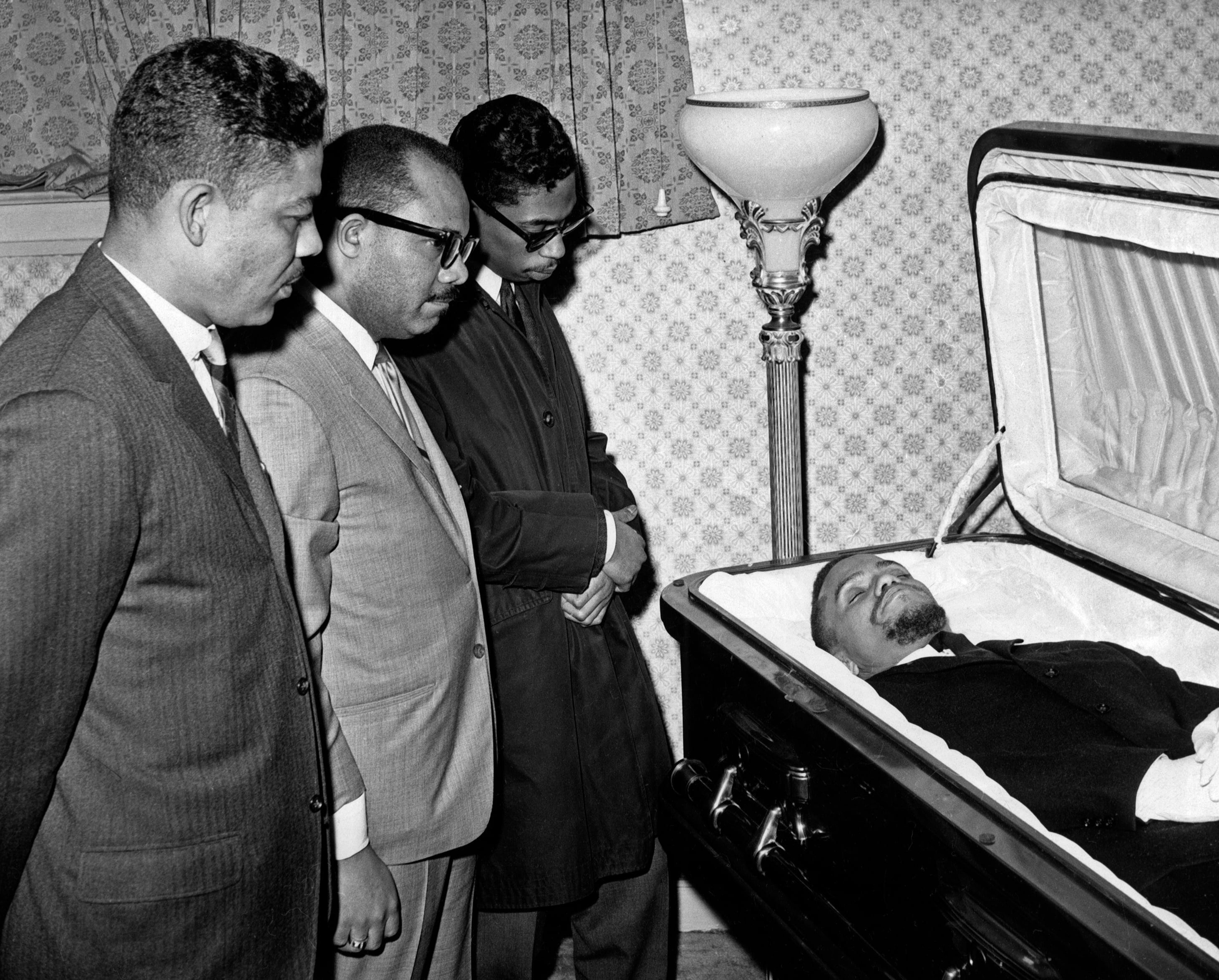 Capilla ardiente instalada en Harlem, con los restos mortales de Malcolm X, antes de ser trasladados al cementerio Ferncliff de Nueva York (EFE)