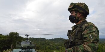 Un soldado fue interceptado por