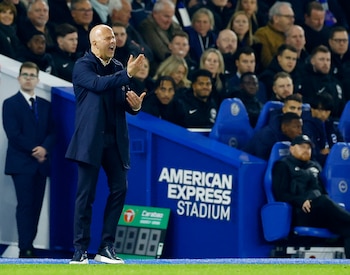 Arne Slot dirigiendo el encuentro