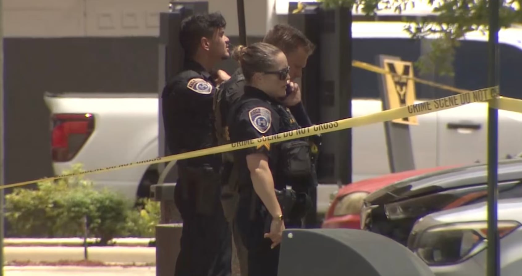 La policía de Hallandale Beach mantiene abierta la investigación para identificar a cualquier otra persona implicada en el ataque y el intercambio de disparos (WSVN)