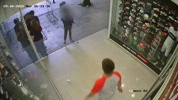 B. reaccionó con violencia al