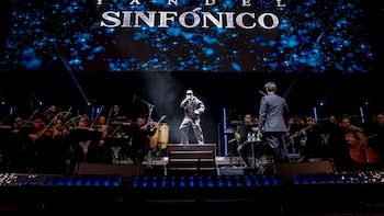 Yandel y su orquesta convierten