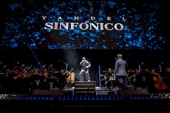 El artista Yandel (c) durante