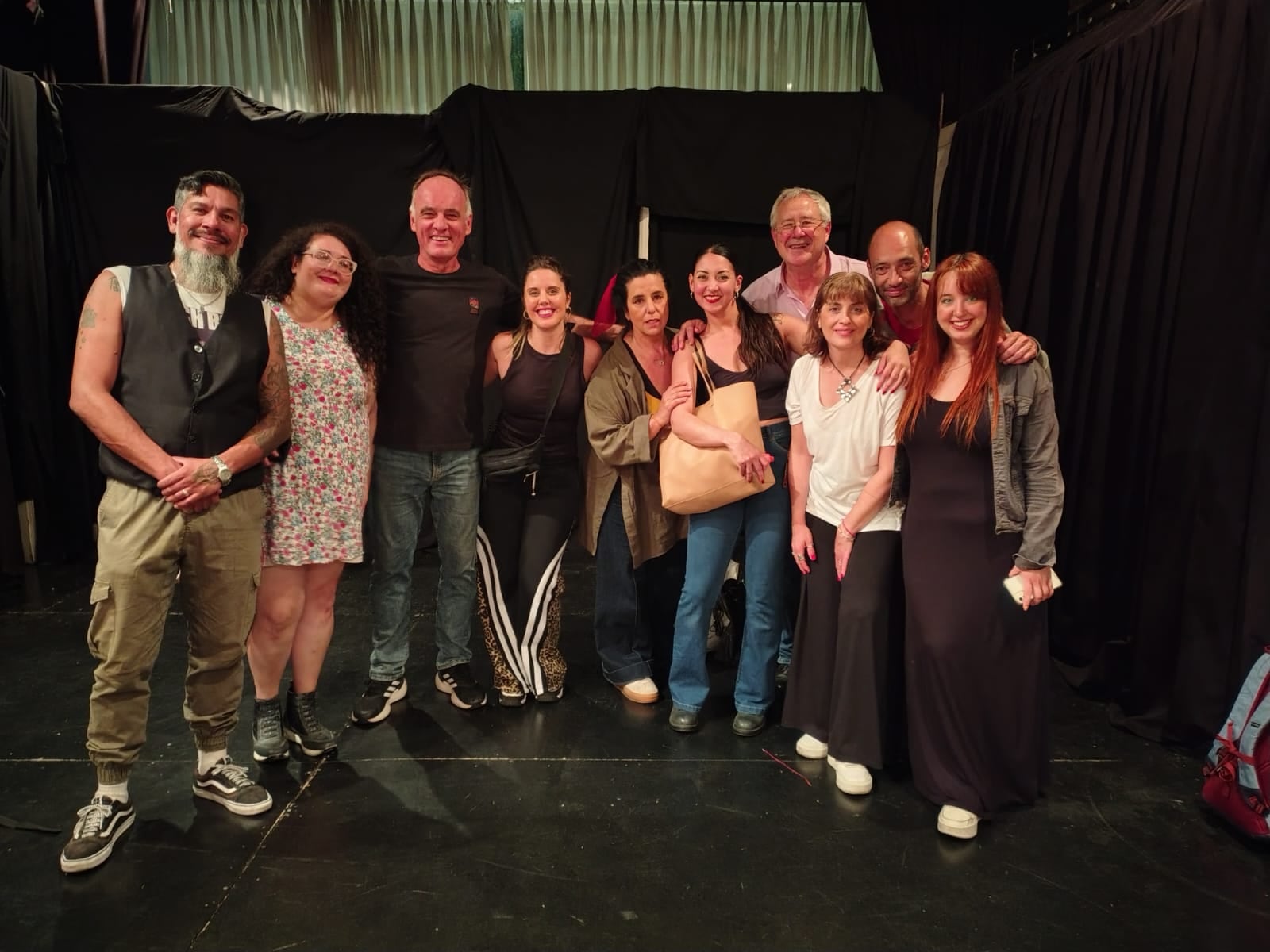 El elenco completo, quienes dan todo de sí mismos para llevar adelante la historia creada por Sirera (Gentileza de Gisella Sirera y Eliana Villanueva)