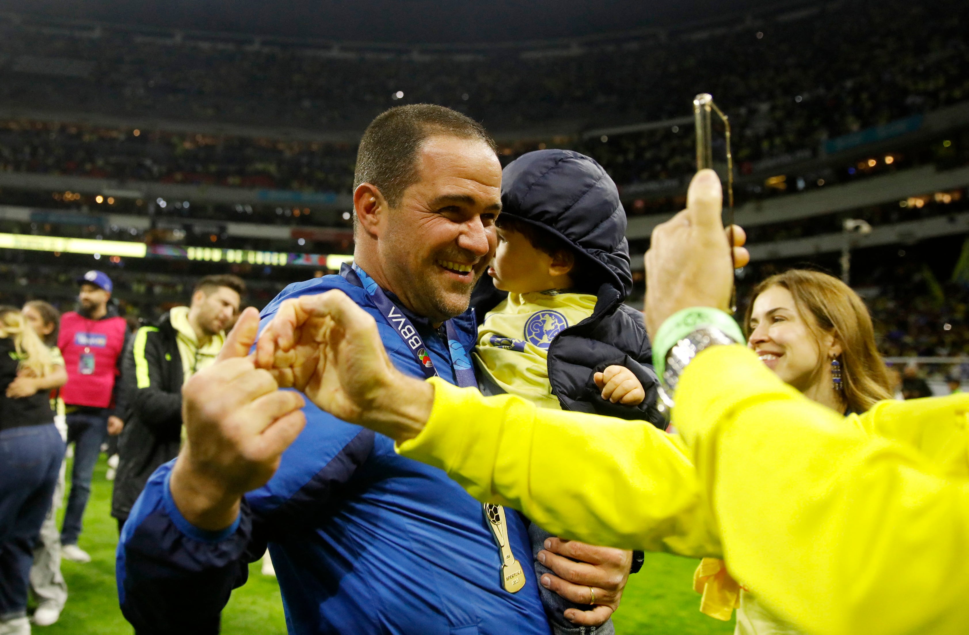 Soccer Football - Liga MX - Final - America v Tigres UANL - Estadio Azteca, Mexico City, Mexico - December 17, 2023 America coach Andre Jardine celebrates after winning the Liga MX REUTERS/Raquel Cunha