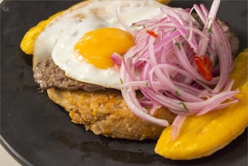 Tacu Tacu con huevo frito, plátanos fritos y sarsa criolla. (foto: Pinterest)